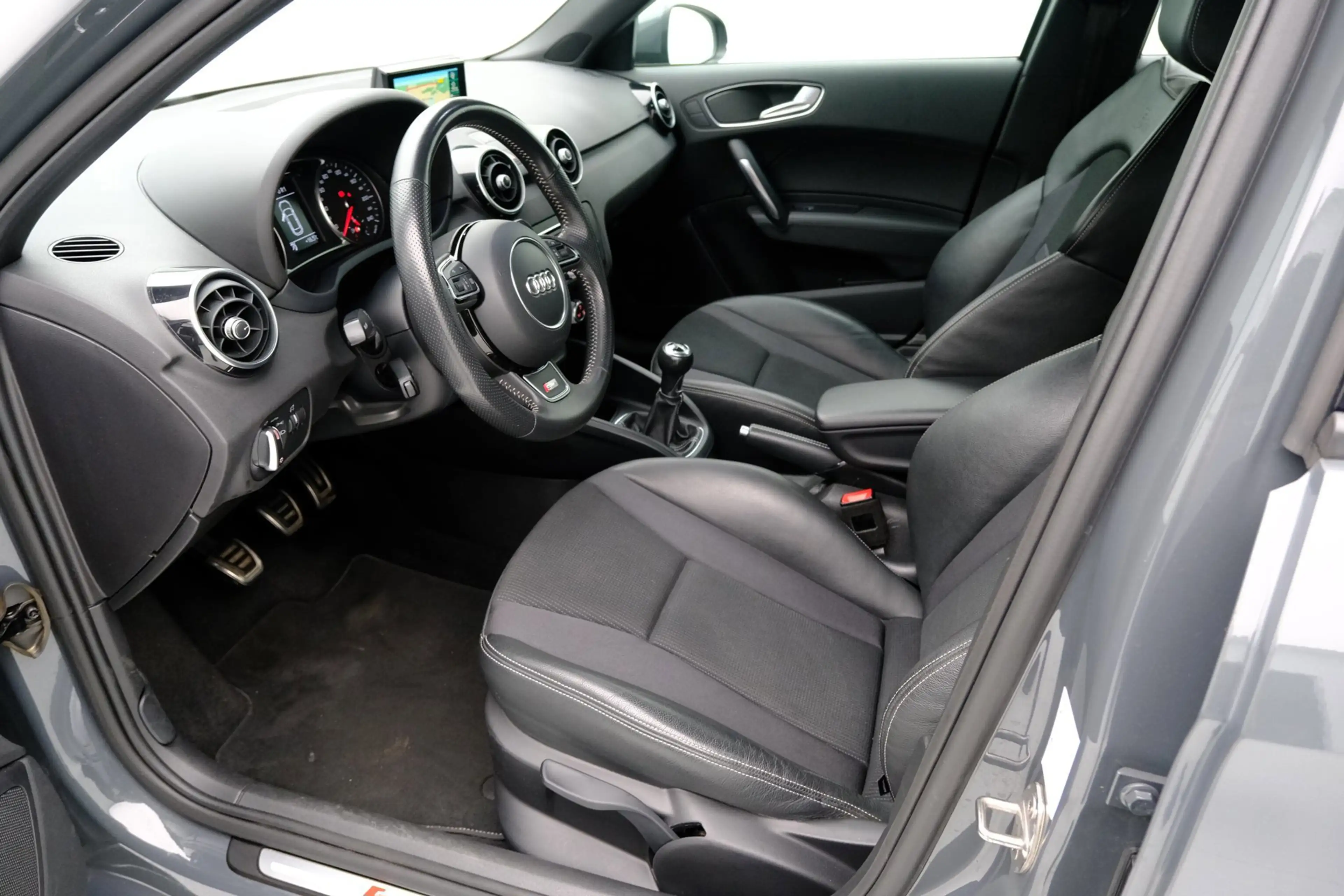 Audi A1 Sportback 1.0 TFSI Advance Sport 2x S-Line 5-drs L — photo 2