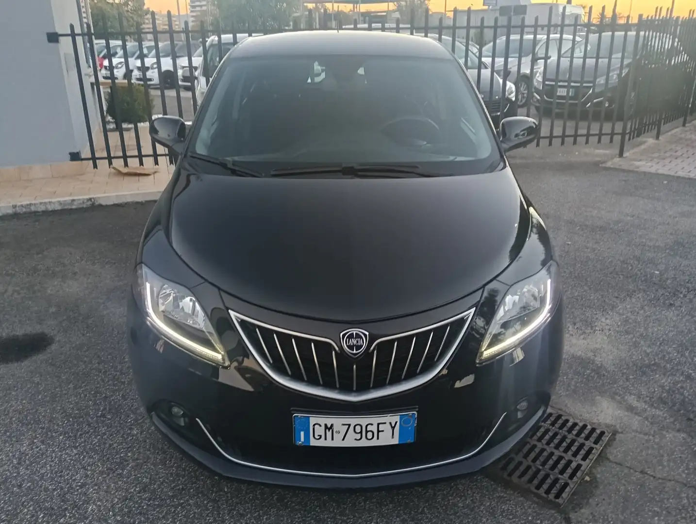 Lancia Ypsilon III 2023 1.0 firefly hybrid Gold PREZZO REALE Nero - 2