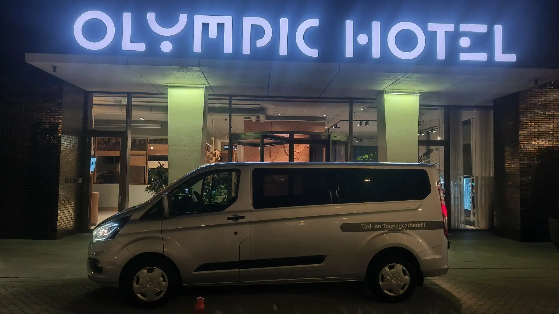 Ford Transit Custom 320 2.0 TDCI L2H1 Taxiklaar Zilver - 2