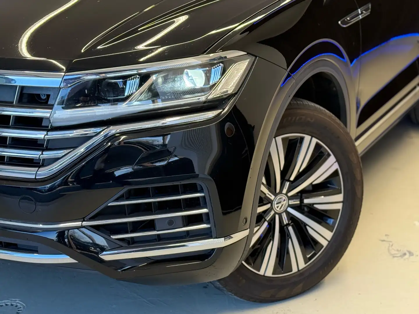 Volkswagen Touareg Elegance 4Motion / ACC / LEDER / NAVI / SITZH. / Schwarz - 2
