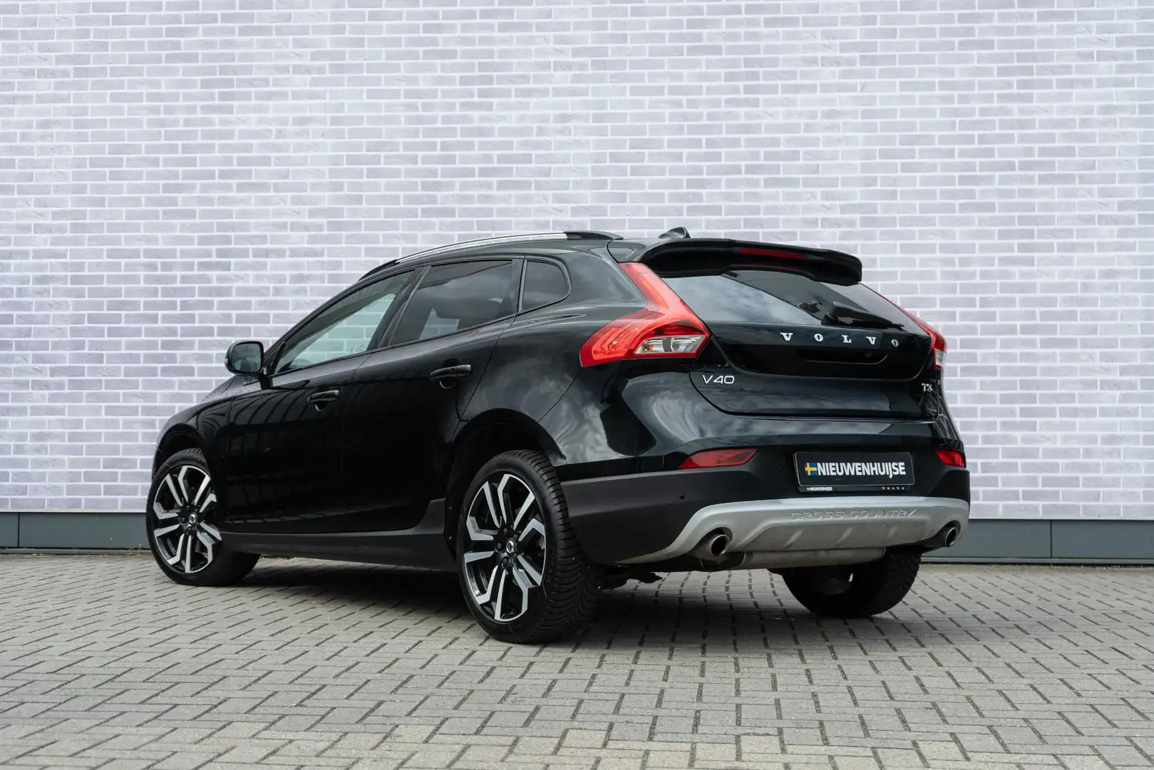 Volvo V40 Cross Country 1.5 T3 Summum | Panoramadak | Harman Kardon | Stoe Zwart - 2