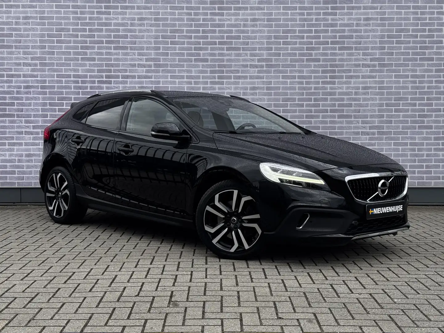 Volvo V40 Cross Country 1.5 T3 Summum | Panoramadak | Harman Kardon | Stoe Schwarz - 2