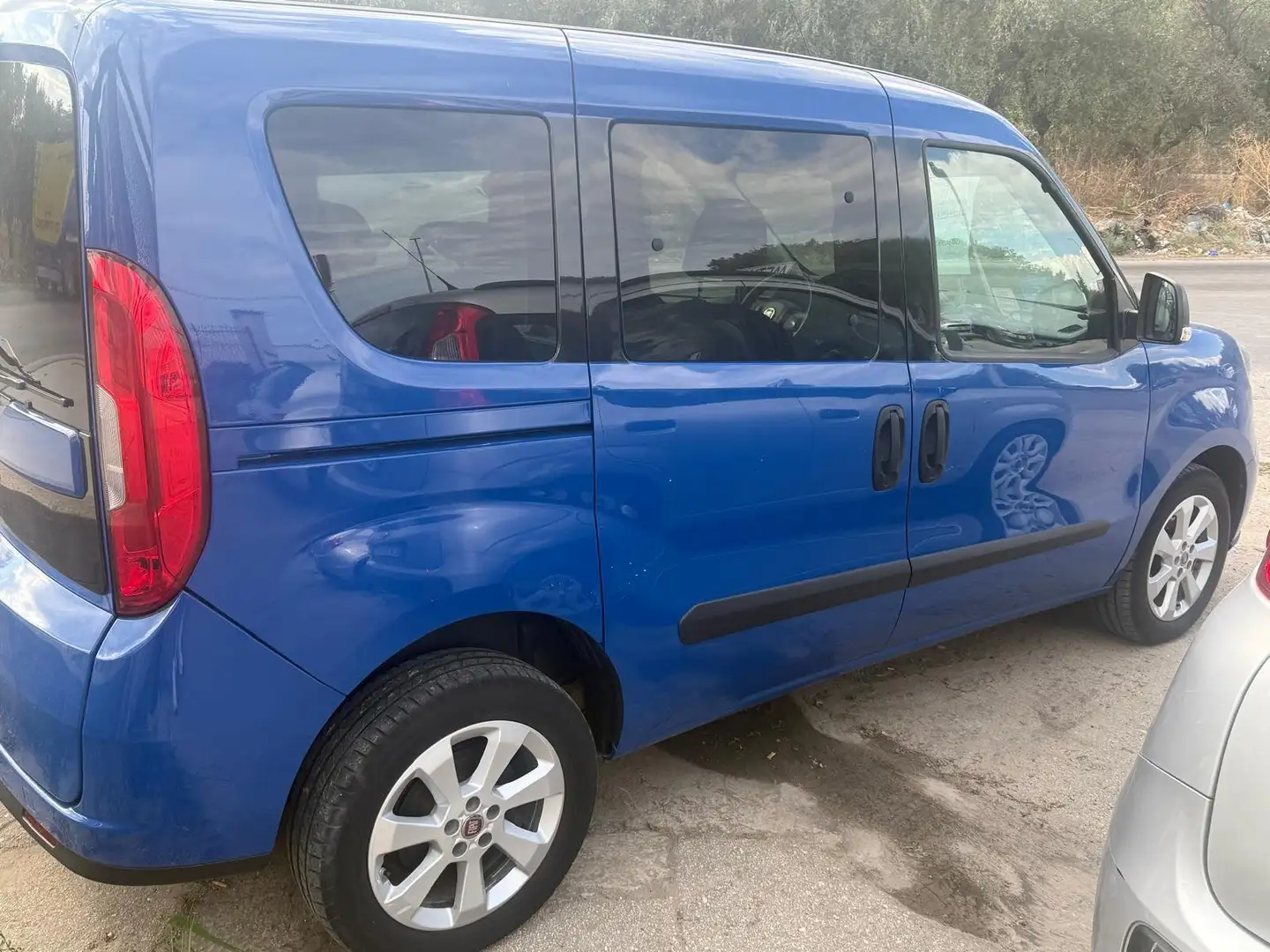 Fiat Doblo Doblo II 2015 1.6 mjt 16v Easy 95cv my18 Bleu - 2