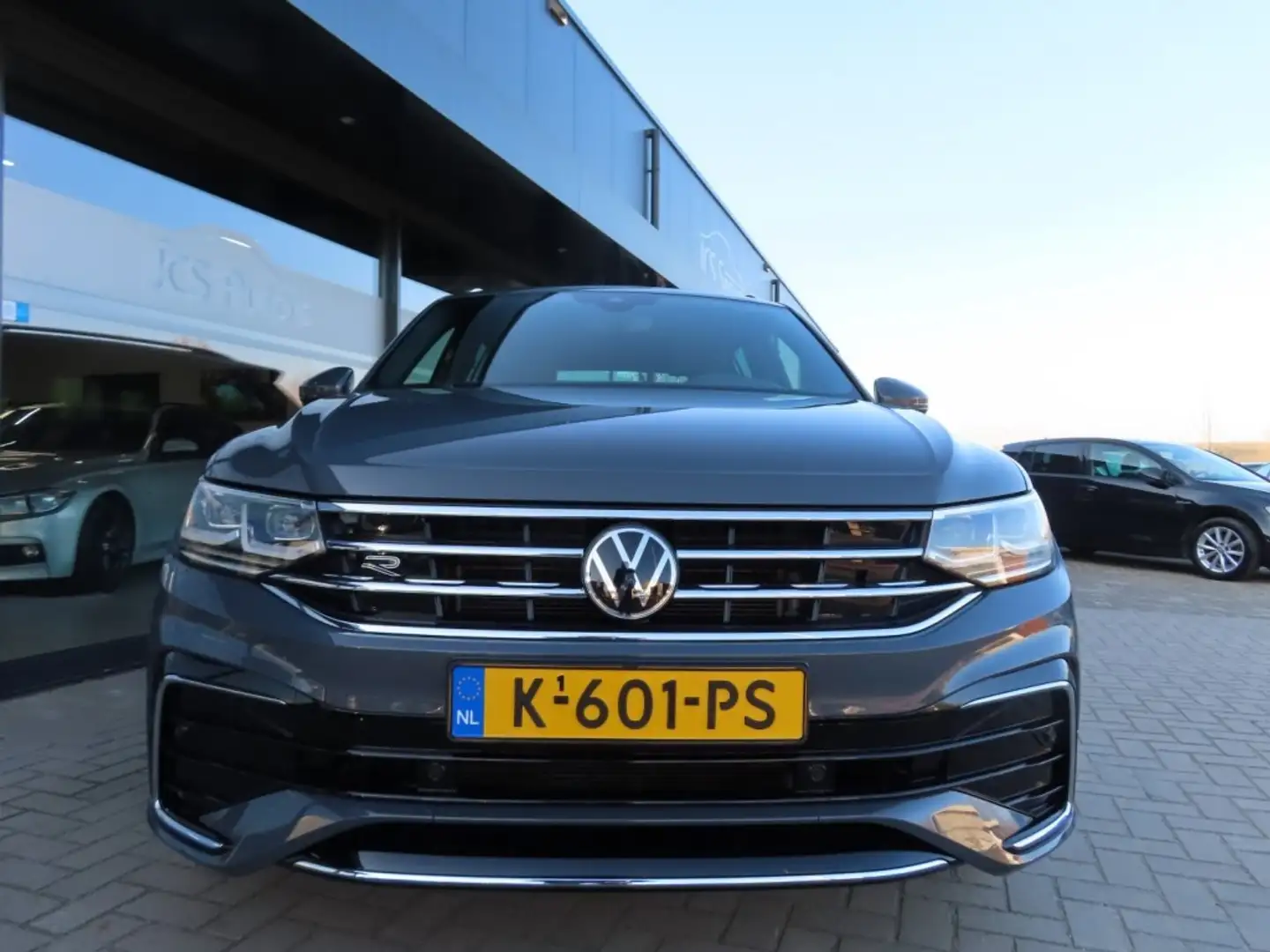 Volkswagen Tiguan 1.5 TSI DSG R-LINE BNS+ Led Trekhaak 2021 Grijs - 2