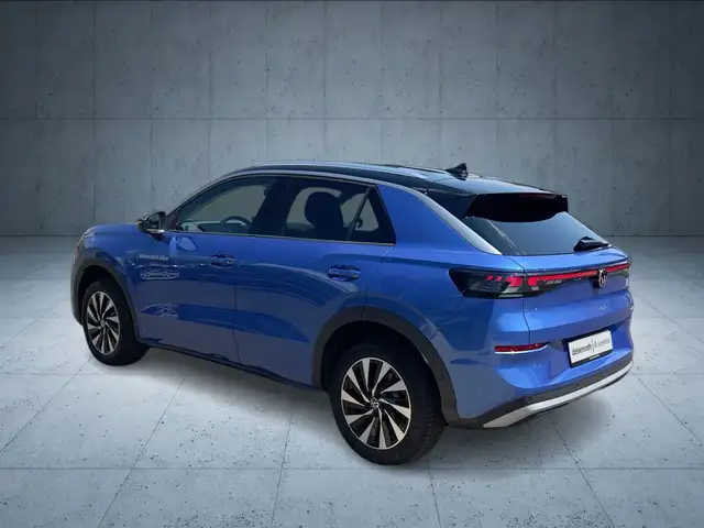 Volkswagen T-Roc view 3