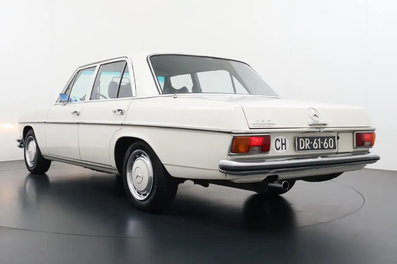 Mercedes-Benz 220 W114 -W115 250 6-Cilinder Schakelbak LPG Oldtimer!, foto 3