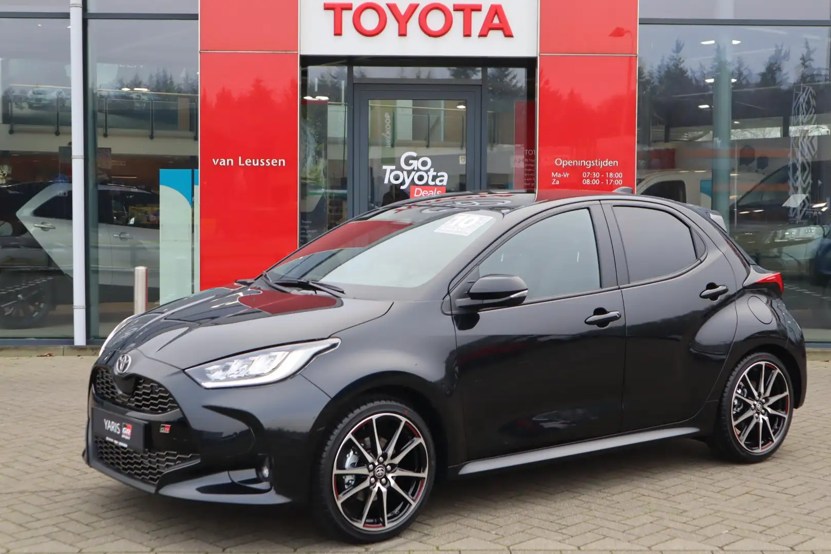 Toyota Yaris 1.5 HYBRID 130 GR-SPORT NIEUW! PANODAK JBL-AUDIO S Zwart - 1