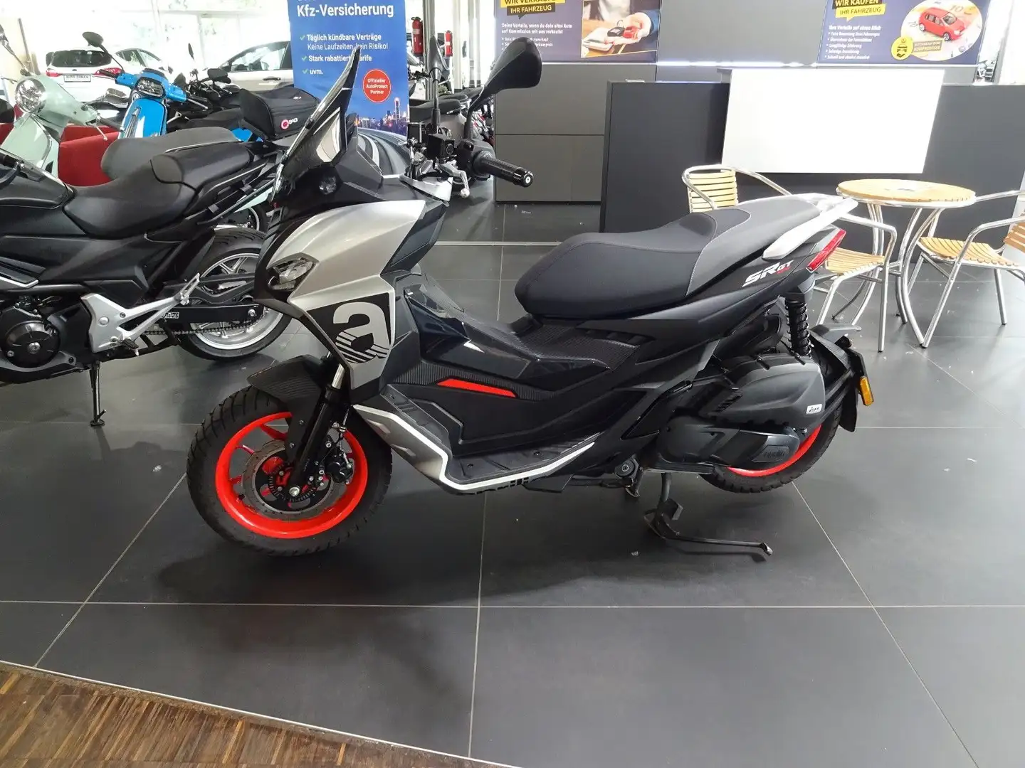 Aprilia 125 SR GT Silber - 1