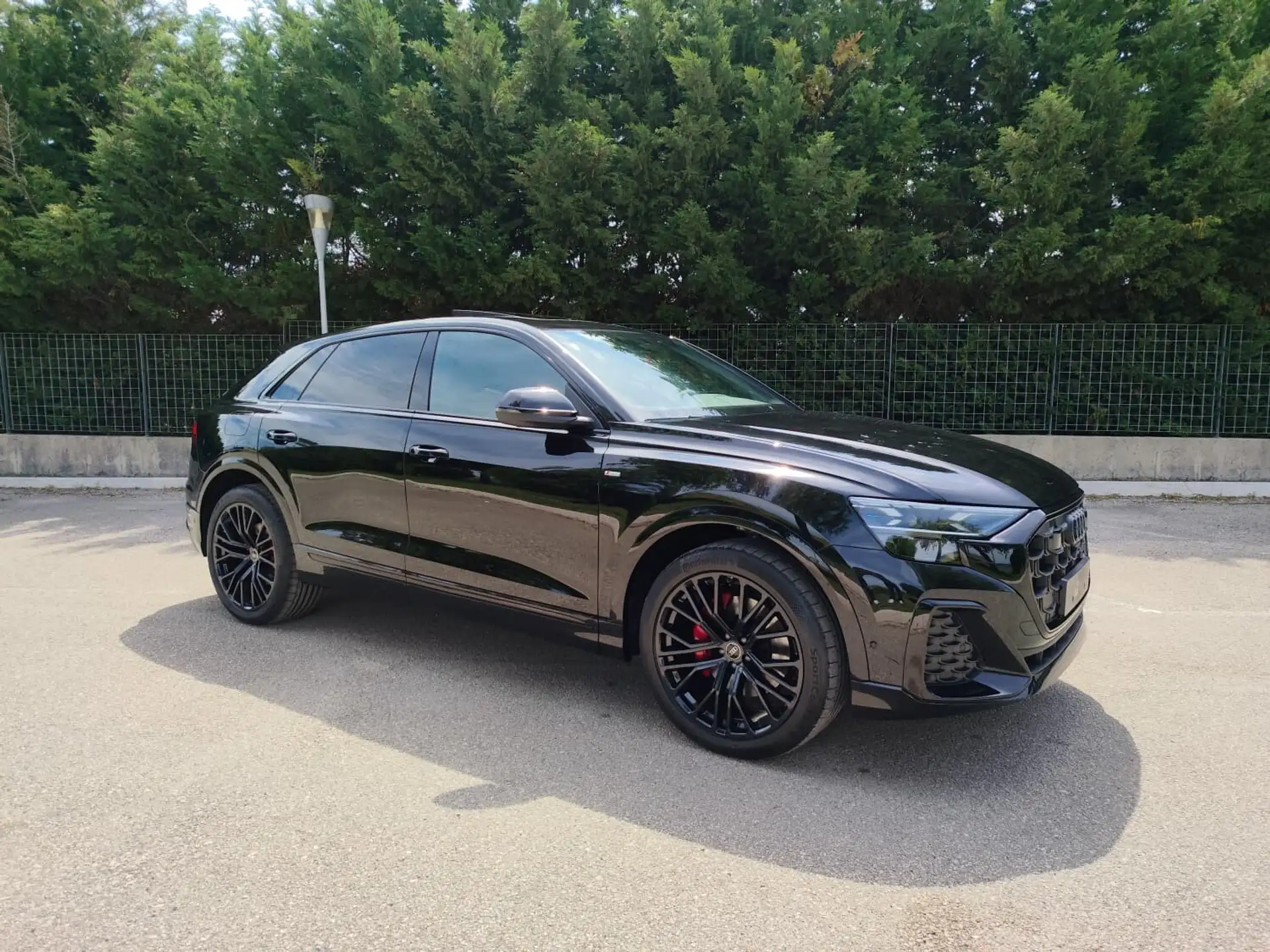 Audi Q8 2026 검정 사진 3