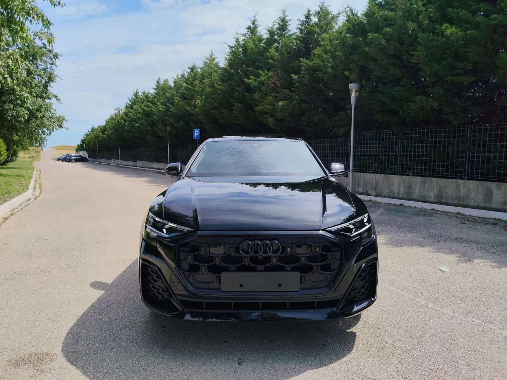 Audi Q8 2026 검정 사진 2