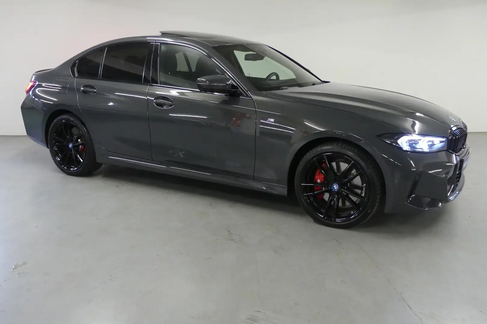 BMW 320 3-serie 320e | M Sportpakket Pro | Entertainment P Grijs - 2