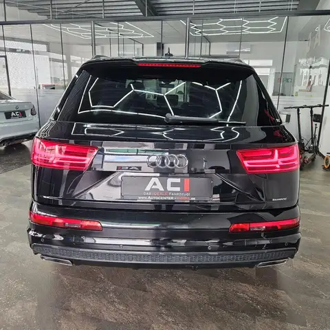 Audi Q7 view 7