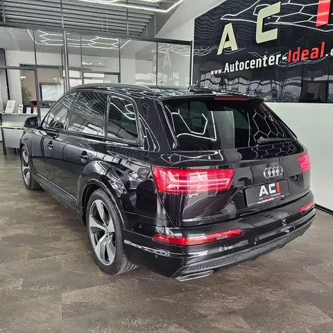 Audi Q7 view 8