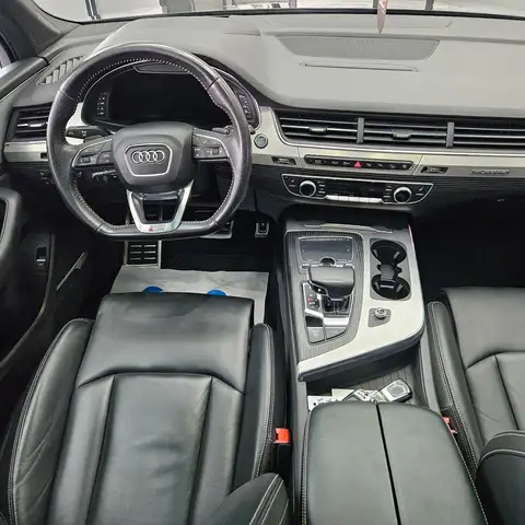 Audi Q7 view 14