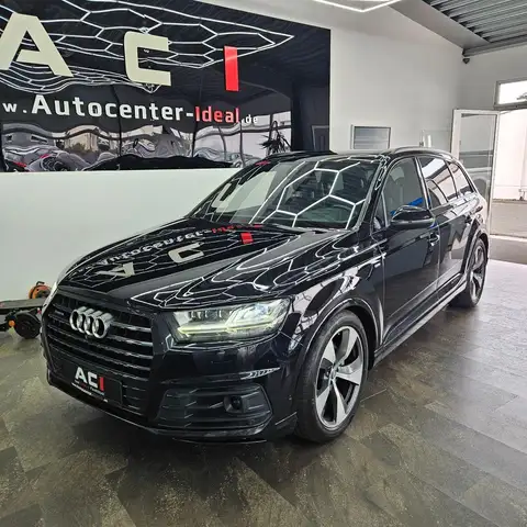 Audi Q7 view 3