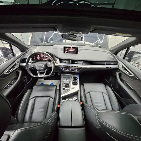 Audi Q7 view 13