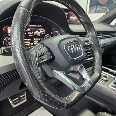 Audi Q7 view 17