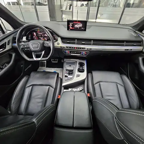 Audi Q7 view 16