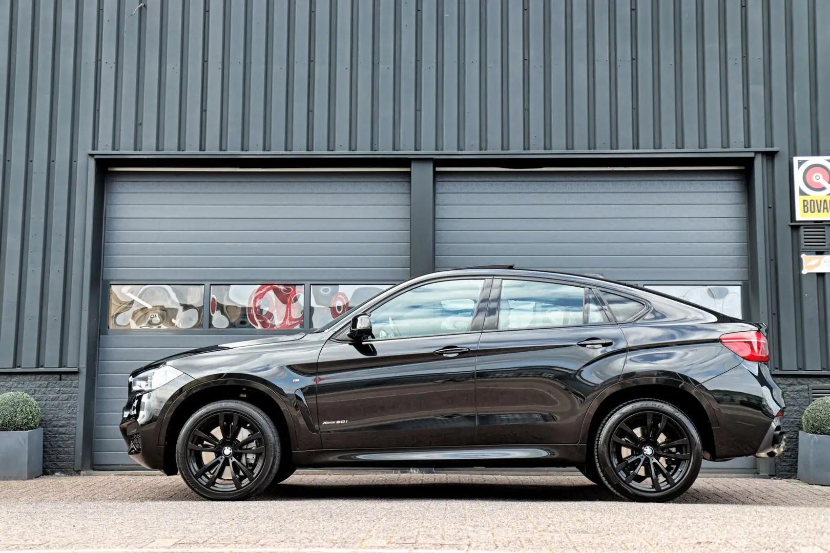 BMW X6 xDrive50i M-Sport /SCHUIFDAK/HUD/360 CAMERA/LUCHTV Zwart - 2
