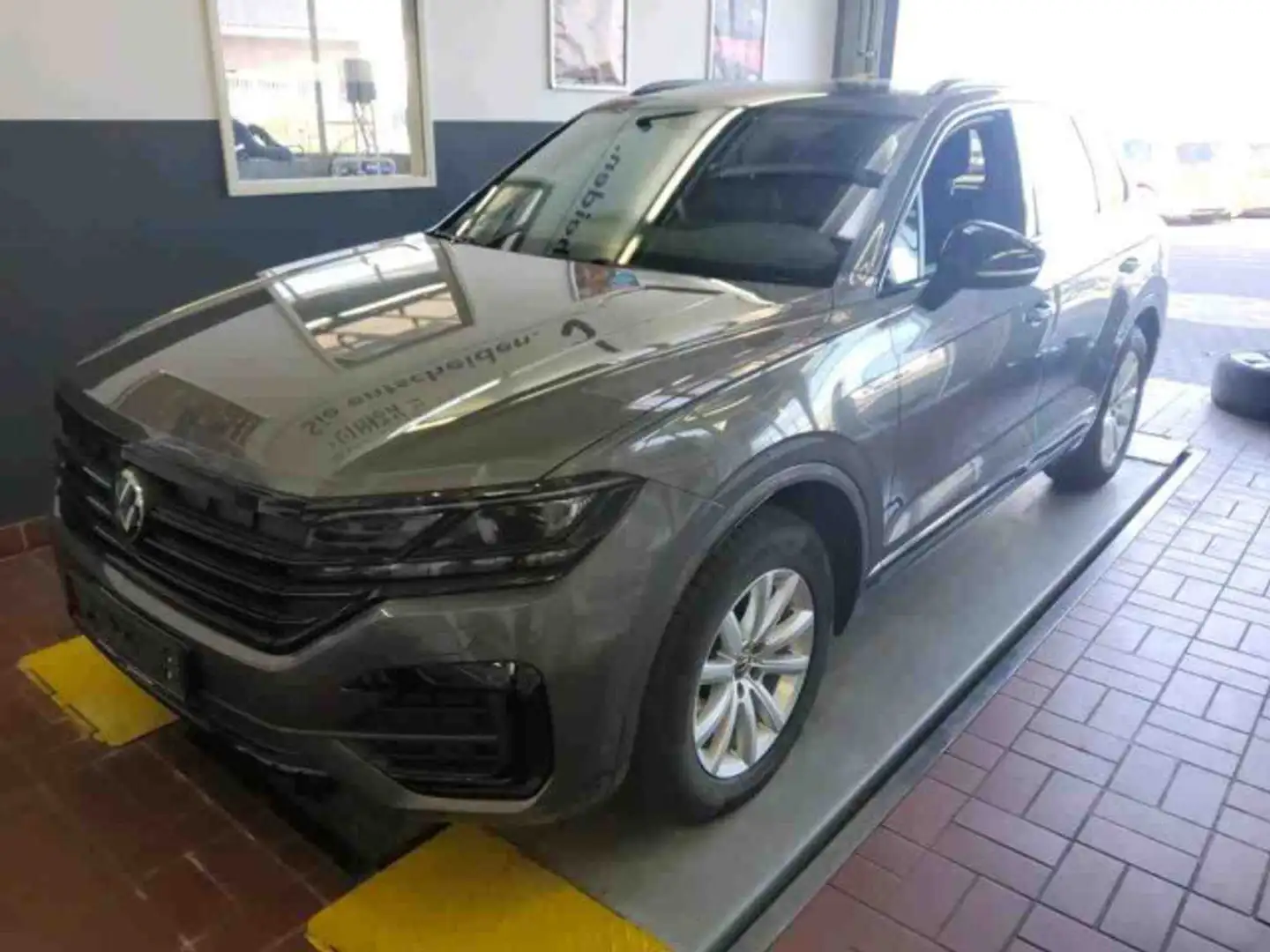 Volkswagen Touareg 3.0 TDI 4M R-LINE MATRIX+AIR+NAVI+AHK Grau - 2