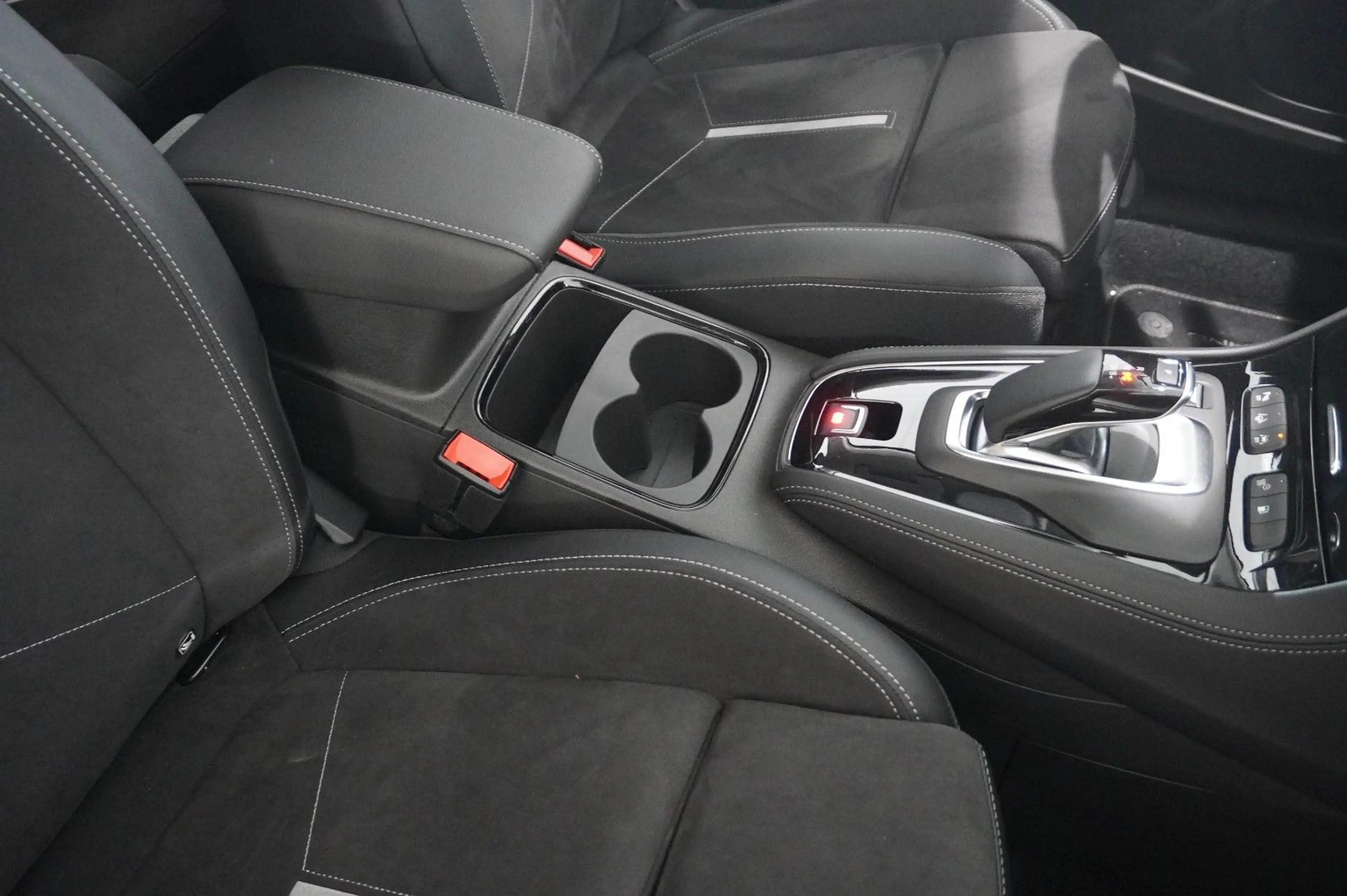 Opel Grandland X 1.6T GSe HYBRID 4X4 NAVI/LED/SPORT — photo 47