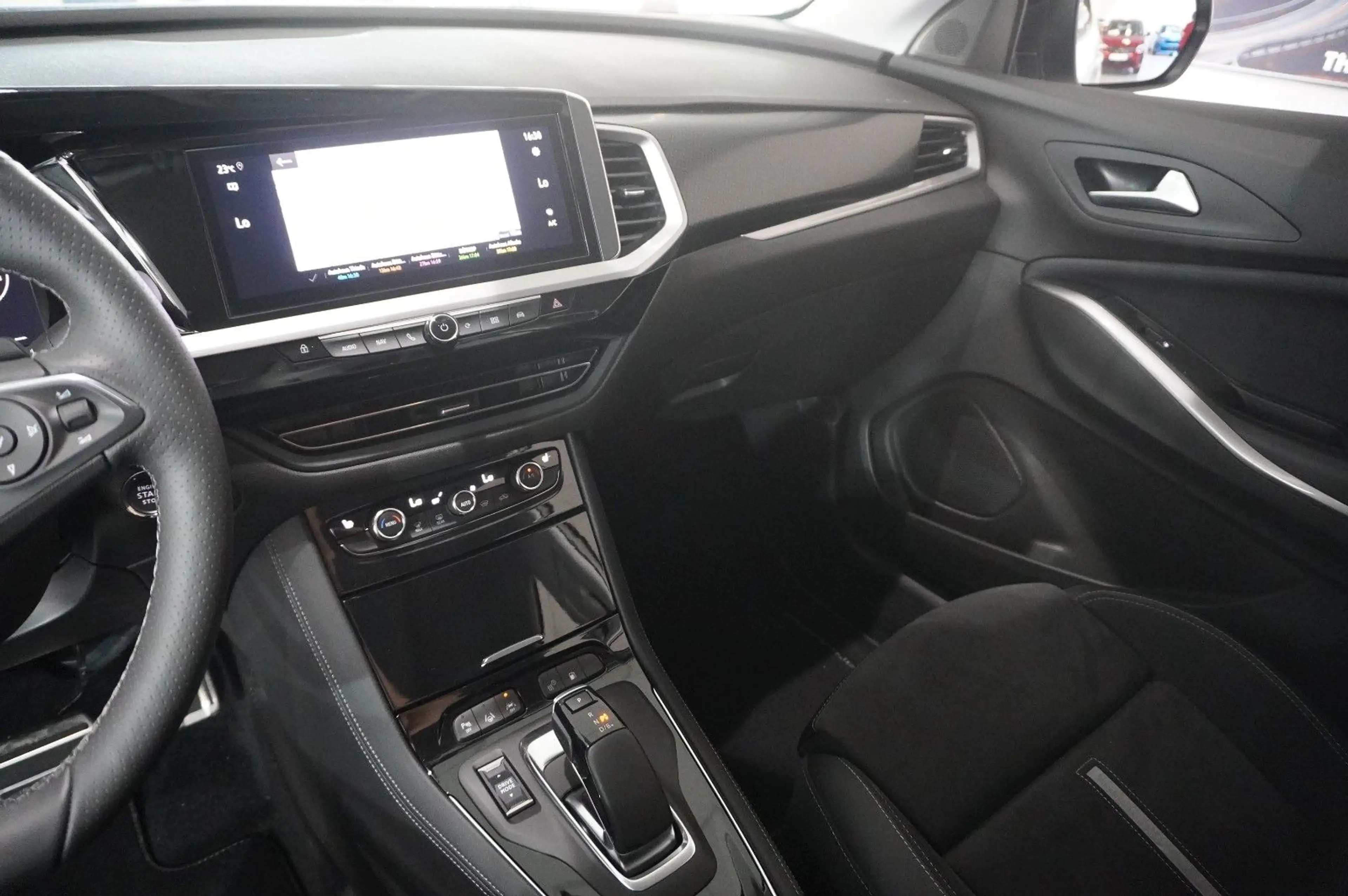 Opel Grandland X 1.6T GSe HYBRID 4X4 NAVI/LED/SPORT — photo 28