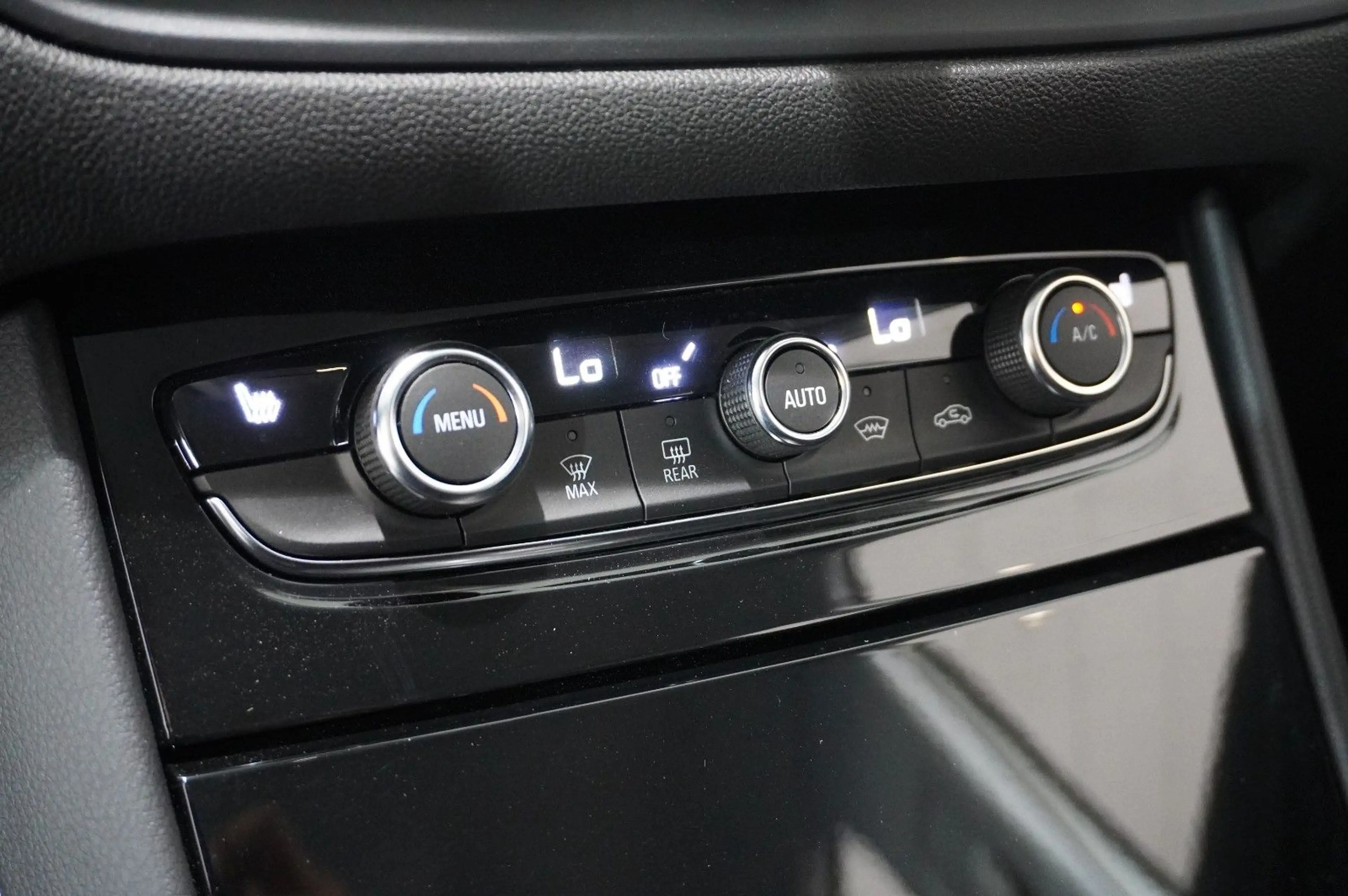 Opel Grandland X 1.6T GSe HYBRID 4X4 NAVI/LED/SPORT — photo 37