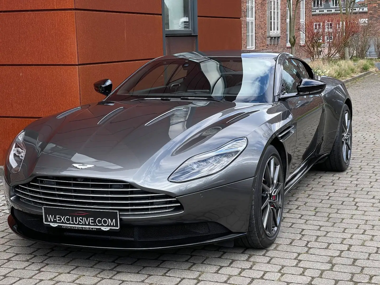 Aston Martin DB11 Coupe AMR Upgrade UPE 239.166,- Grijs - 1