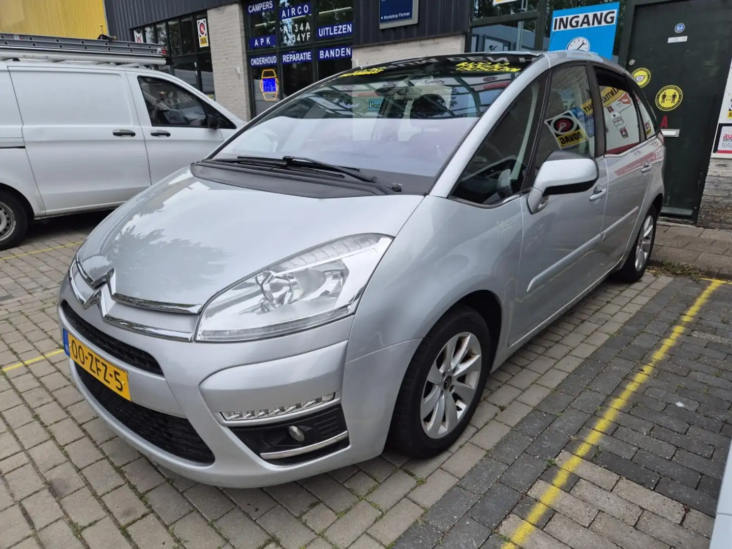 Citroen C4 Picasso 1.6 THP LigneBns EGS Grey - 2