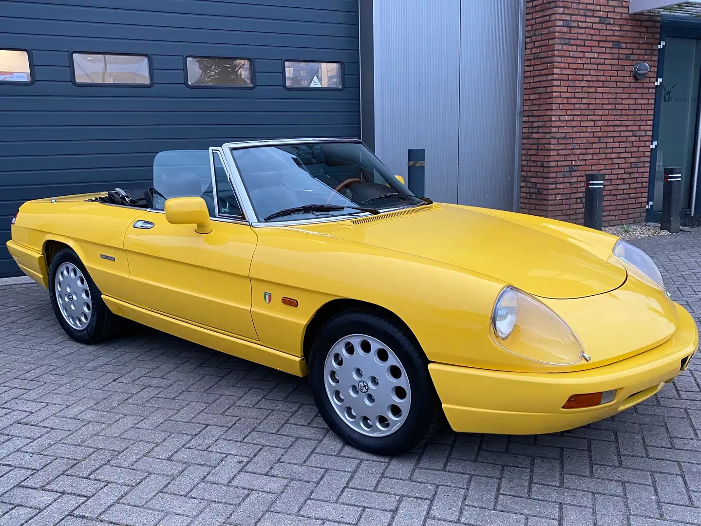 Alfa Romeo Spider Lage KM-stand | Nieuwstaat Geel - 2