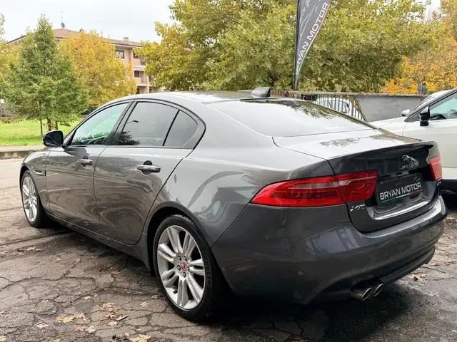Jaguar Xe view 3