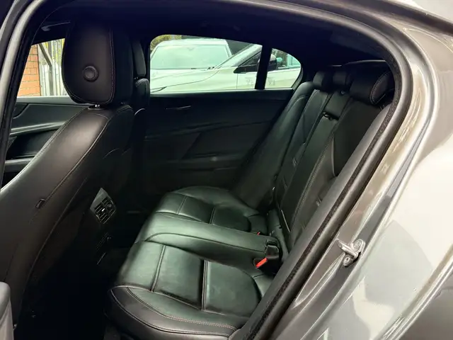 Jaguar Xe view 8