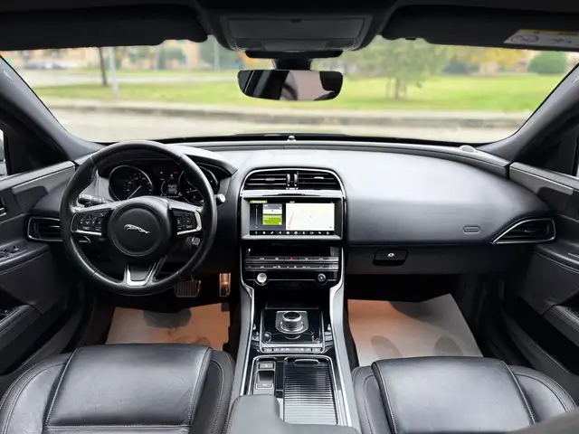 Jaguar Xe view 11