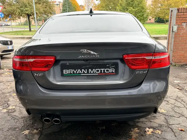 Jaguar Xe view 4
