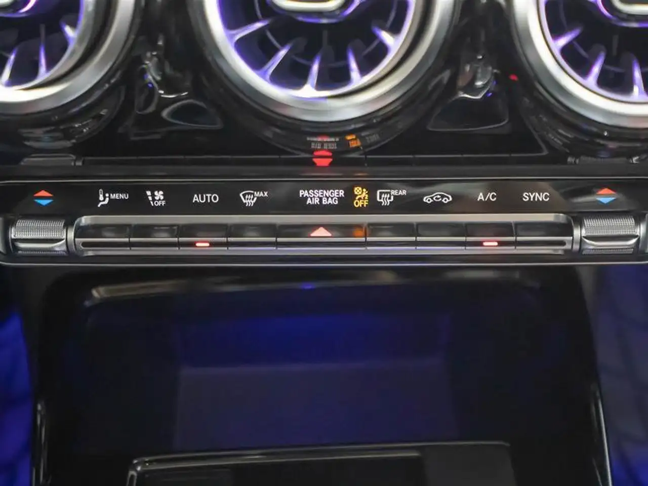 Mercedes-Benz CLA снимка Mercedes-Benz CLA