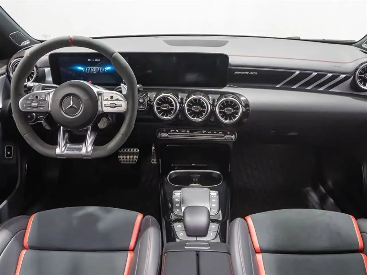 Mercedes-Benz CLA снимка Mercedes-Benz CLA
