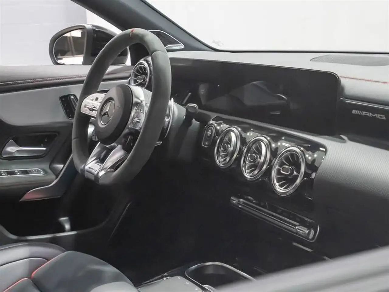 Mercedes-Benz CLA снимка Mercedes-Benz CLA