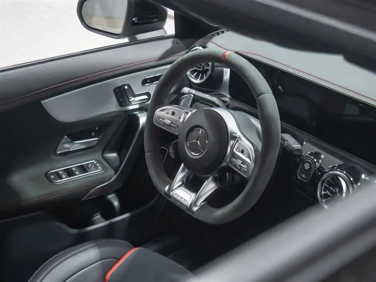 Mercedes-Benz CLA снимка Mercedes-Benz CLA