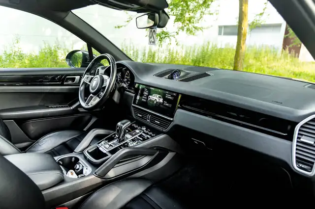 Porsche Cayenne view 22