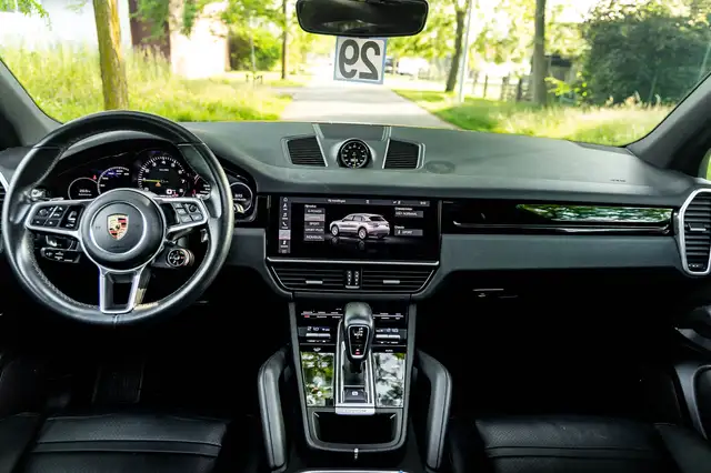 Porsche Cayenne view 19