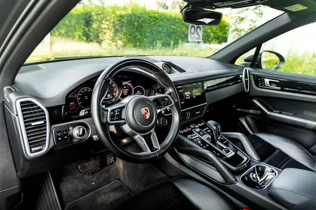 Porsche Cayenne view 4