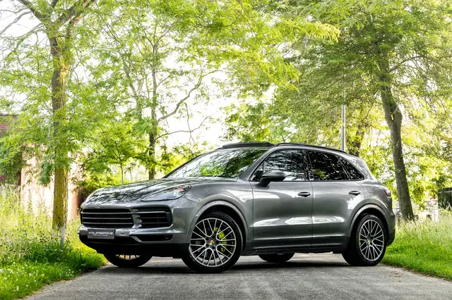Porsche Cayenne view 3
