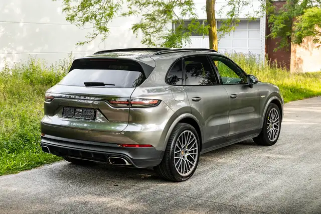 Porsche Cayenne view 25