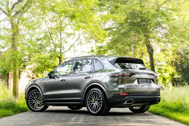 Porsche Cayenne view 29