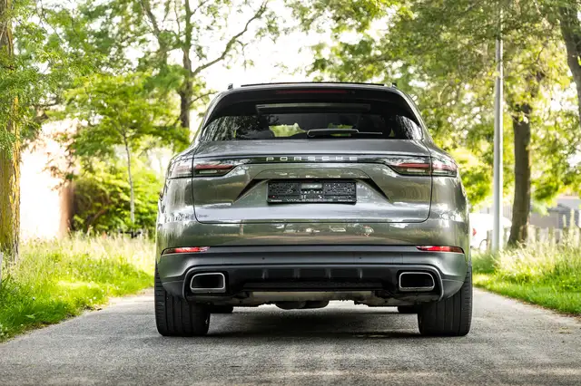 Porsche Cayenne view 27