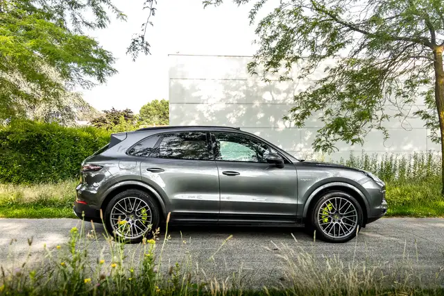 Porsche Cayenne view 26