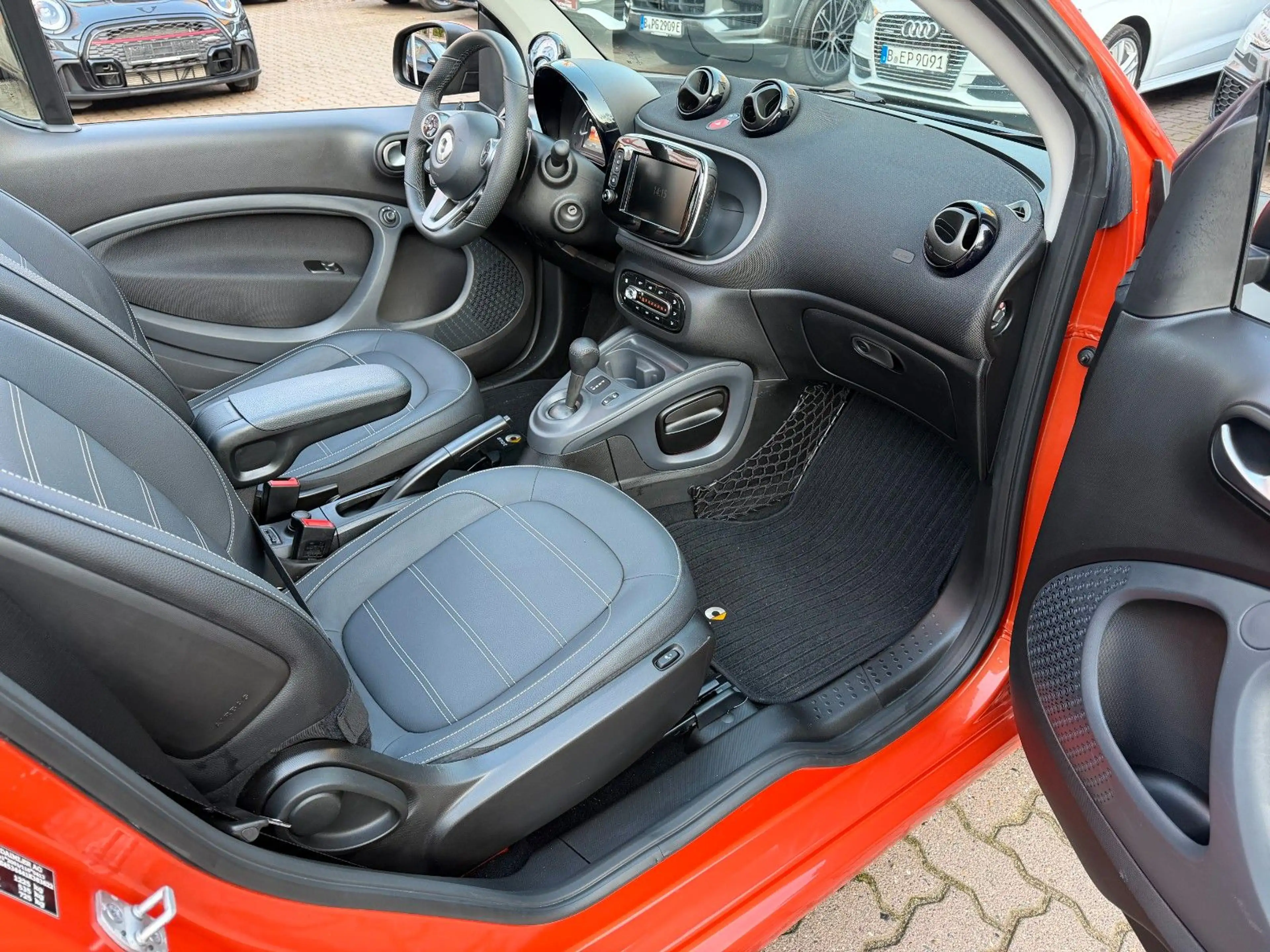 smart forTwo fortwo cabrio 66kW DCT prime SPORT*NAVI*SHZ*KAM* — photo 5