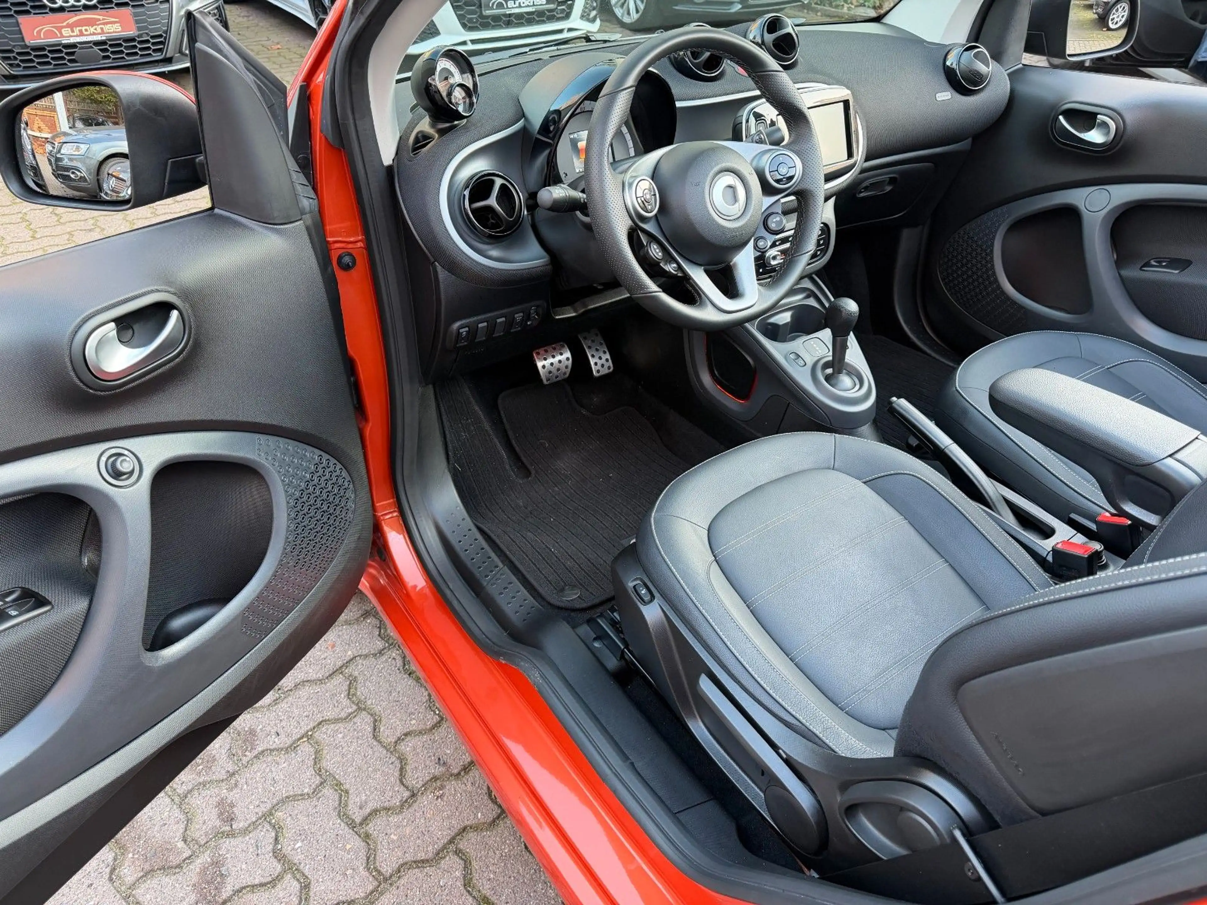smart forTwo fortwo cabrio 66kW DCT prime SPORT*NAVI*SHZ*KAM* — photo 4
