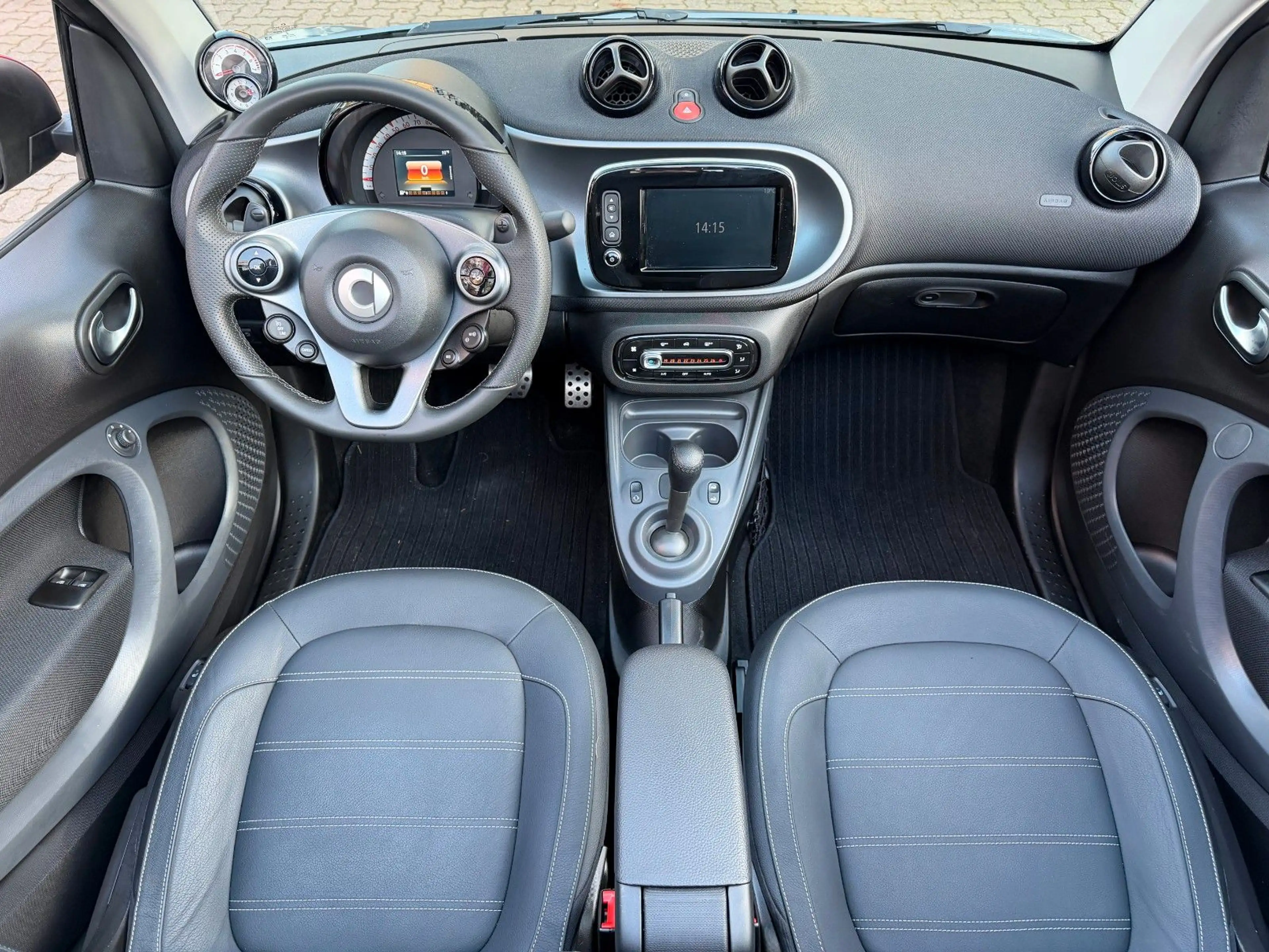 smart forTwo fortwo cabrio 66kW DCT prime SPORT*NAVI*SHZ*KAM* — photo 10