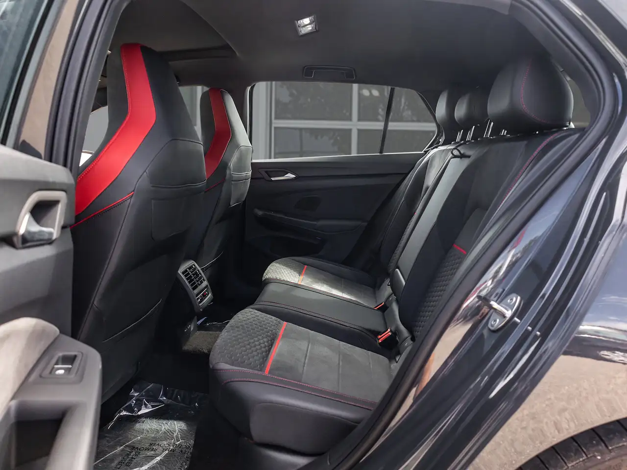 Volkswagen Golf GTI снимка Volkswagen Golf GTI